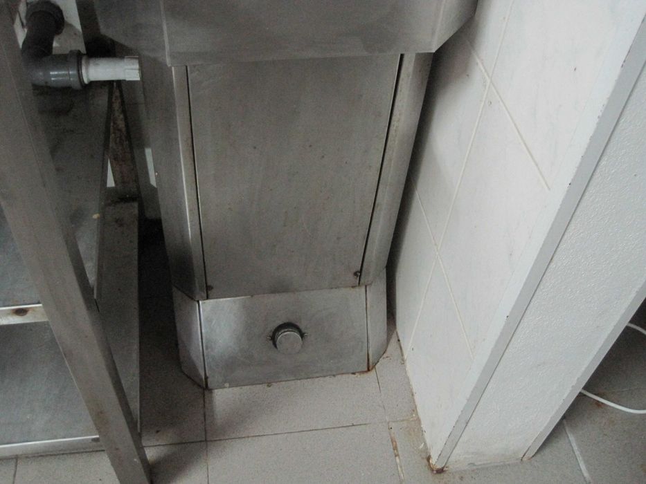 Estantes - INOX - vende se Pio - PIA Lava mãos de peixaria