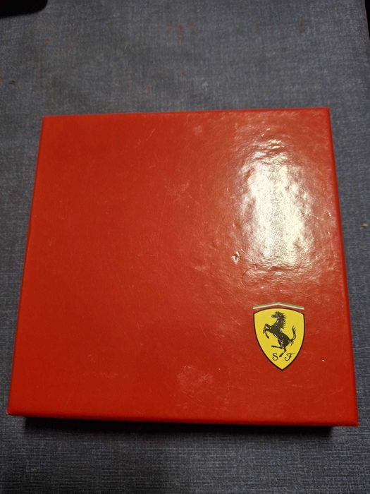 Estojo ferrari com caneta + pin