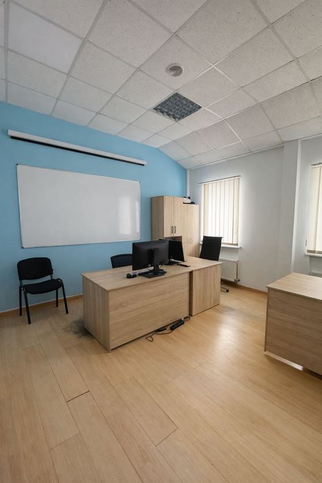 Оренда 4-поверхової офісної будівлі з закритою територією