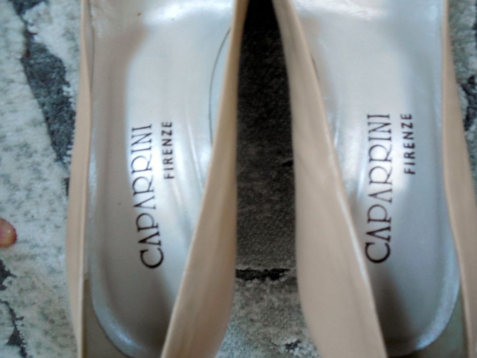 Eleganckie buty na obcasie włoskie beżowe rozmiar 38 Caparrini Firenze