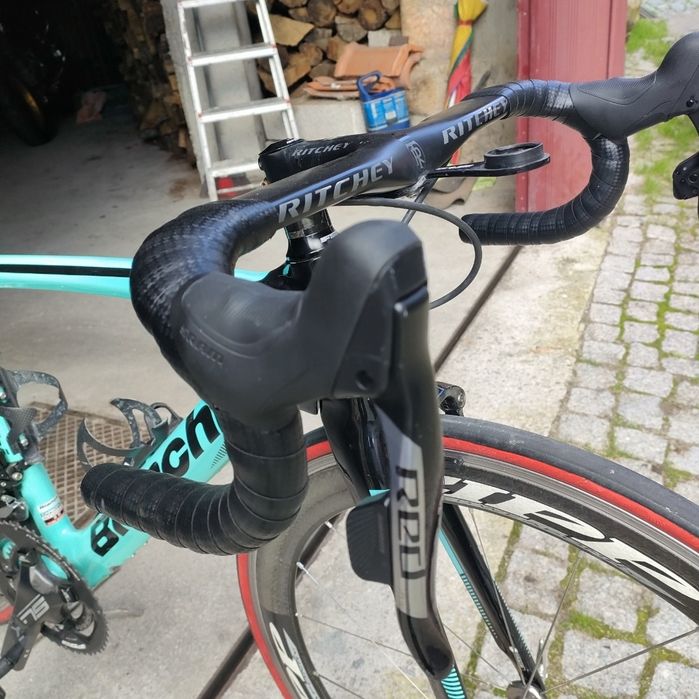 Bianchi Oltre XR3 com grupo elétrico SRAM Red