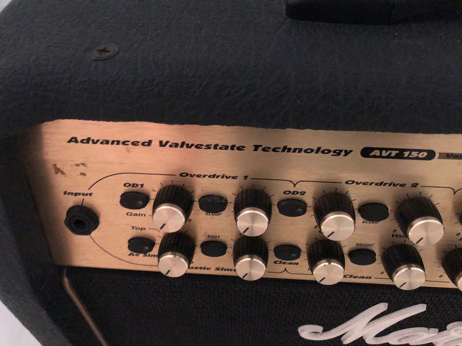 Amplificador Marschall AVT150 Valvestate 2000 + 6 Way Footswitch