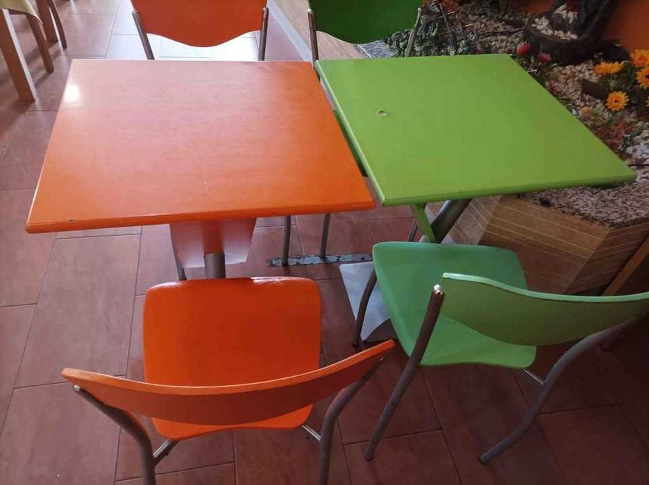 6 mesas e 22 cadeiras
