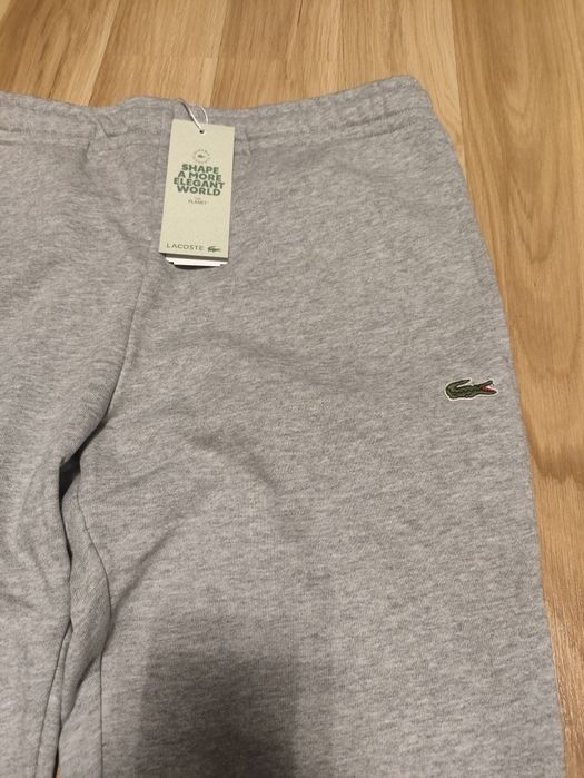 Szare spodnie dresowe lacoste