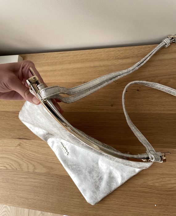 Srebrna torebka na ramie