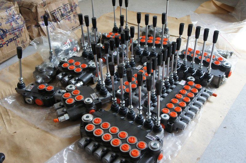 Гідророзподільники секційні,моноблочні на комбайни, МТЗ,Т-40,Т-25,ЮМЗ