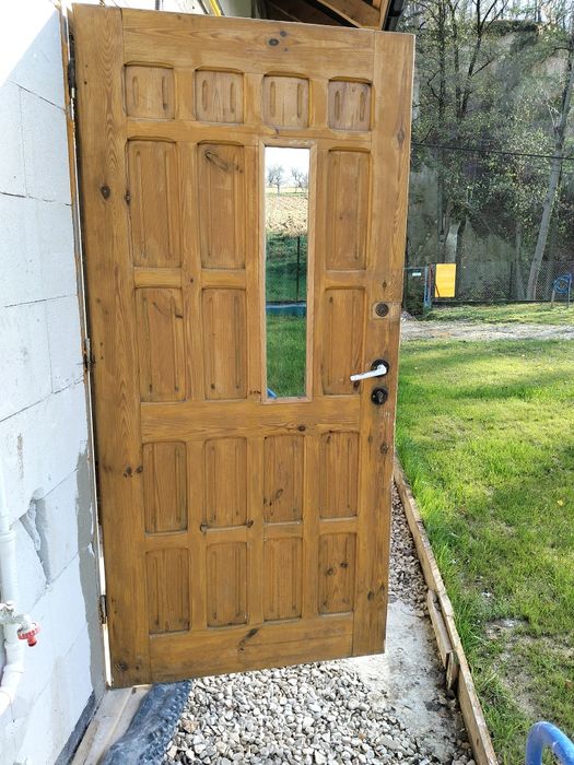 Drewniane drzwi na budowę.