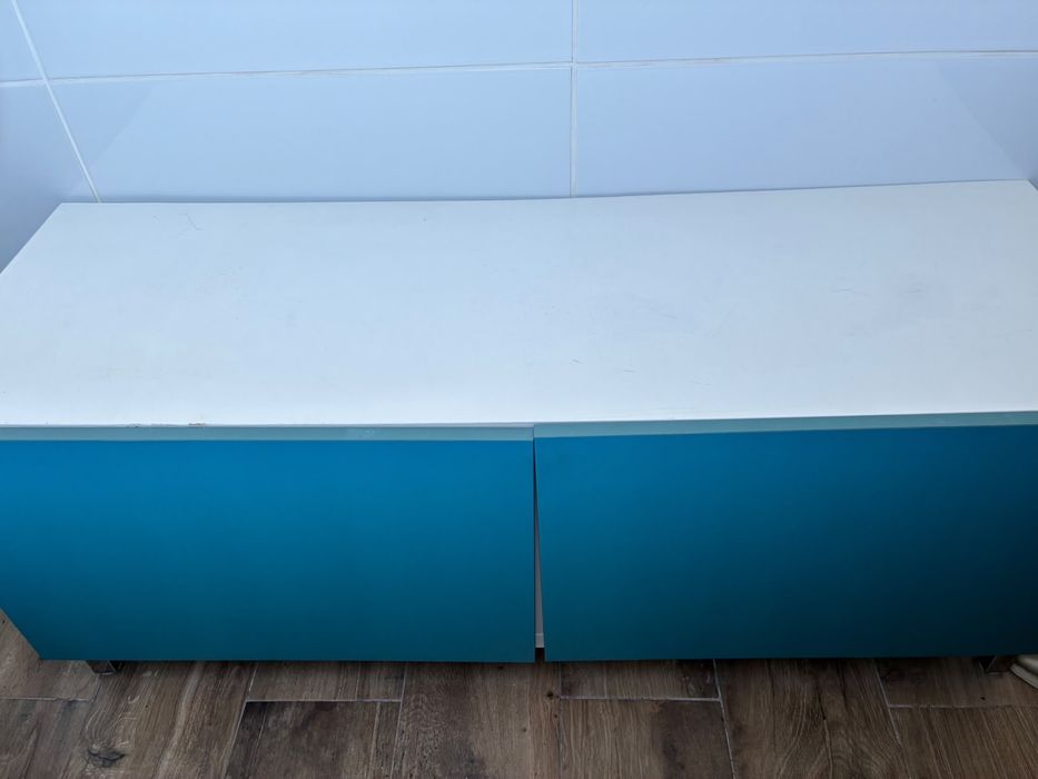 Móvel baixo de arrumação branco e azul – 2 portas