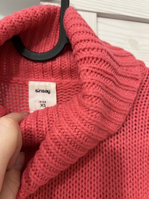 Neonowo różowy sweter z golfem