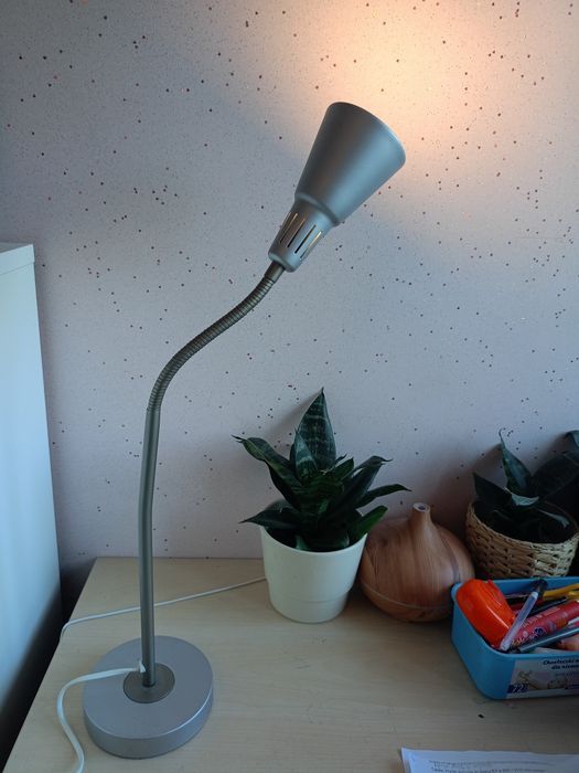 Metalowa lampka na biurko