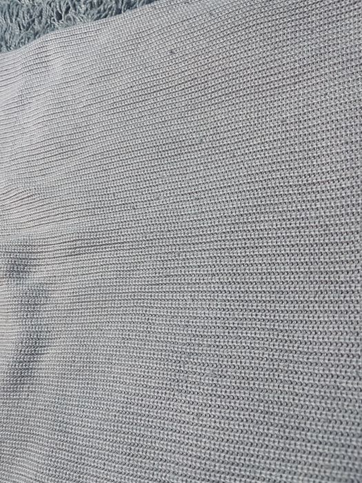 Piekny bezowy sweter rozm S v dekolt