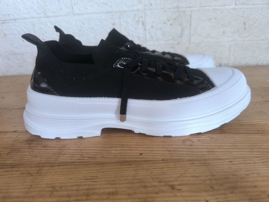 Czarne trampki na platformie r36