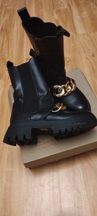 Botki  czarne workery z ozdobnym, złotym łańcuchem. Rozmiar 39