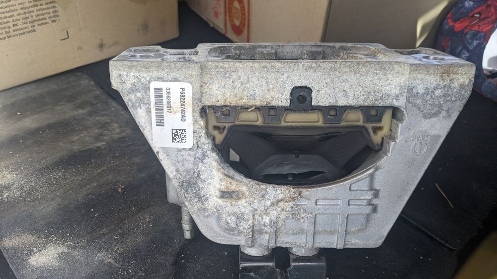 Chrysler Pacifica  подушка КПП верхняя 68224742AB.