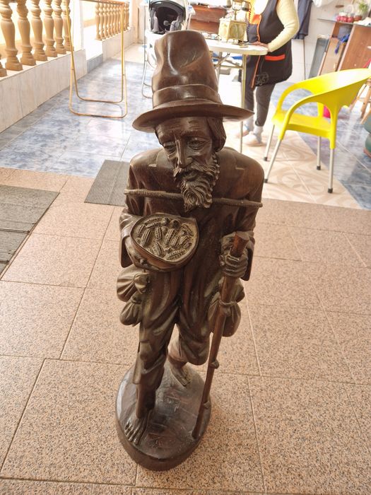 Estátua de madeira com 90cm