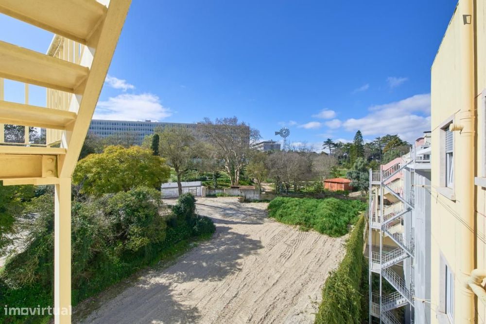 Quarto - localizado em São Sebastião Lisbon