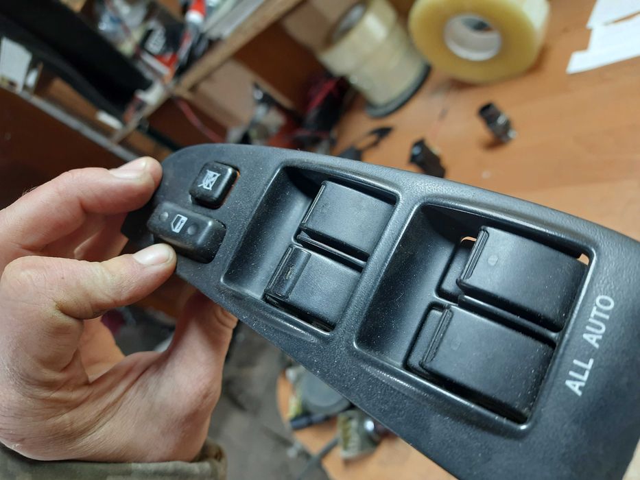 Водійський блок управління склопідйомниками Тойота Авенсіс т25