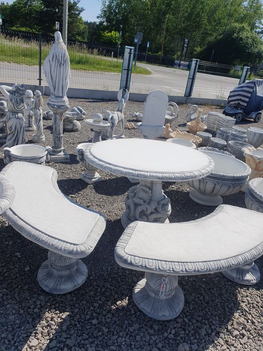 Figurki, fontanny, donice ogrodowe, ławki i stół betonowy