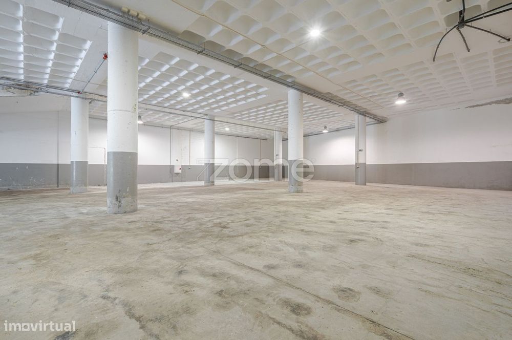 Armazém 782 m² com Parque Privativo – Caniço (Eiras)