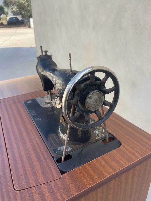Máquina de Costura Antiga com Móvel – Para Decoração ou Restauro