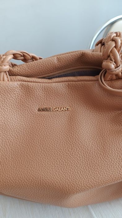 Beżowa torebka z plecionymi uchwytami