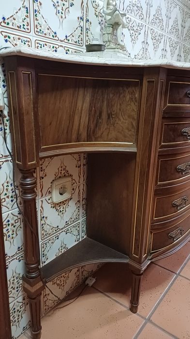 Móvel antigo com base de pedra com dourados e folheado a nogueira