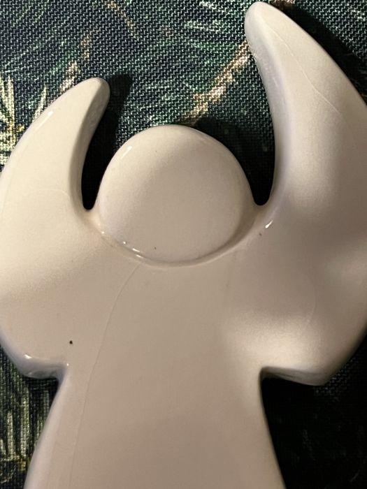 Biały stojący ceramiczny anioł z Medugorje 8x15 cm