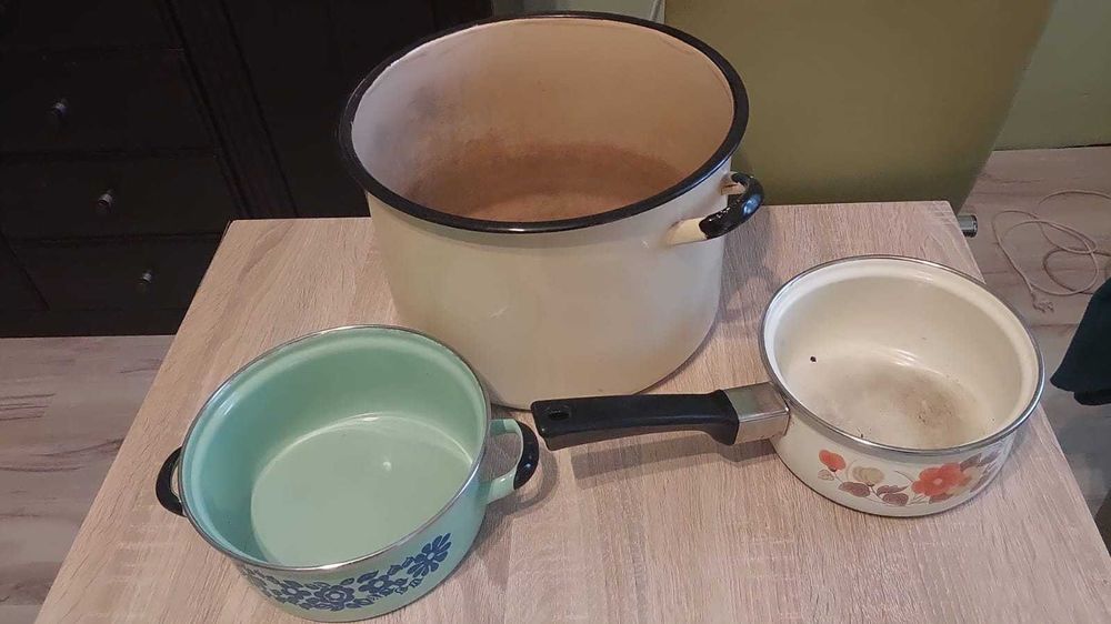 Trzy rozne garnki emaliowane z okresu prl. Vintage