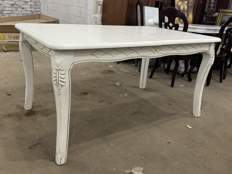 Розклпдні столи. Італія. Виставка. Дерево