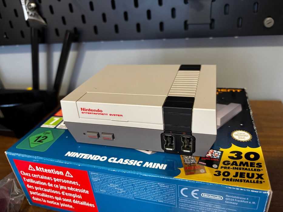 Nintendo Classic Mini com 2 comandos