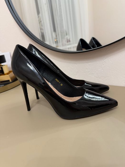 Лакові туфлі на каблуку