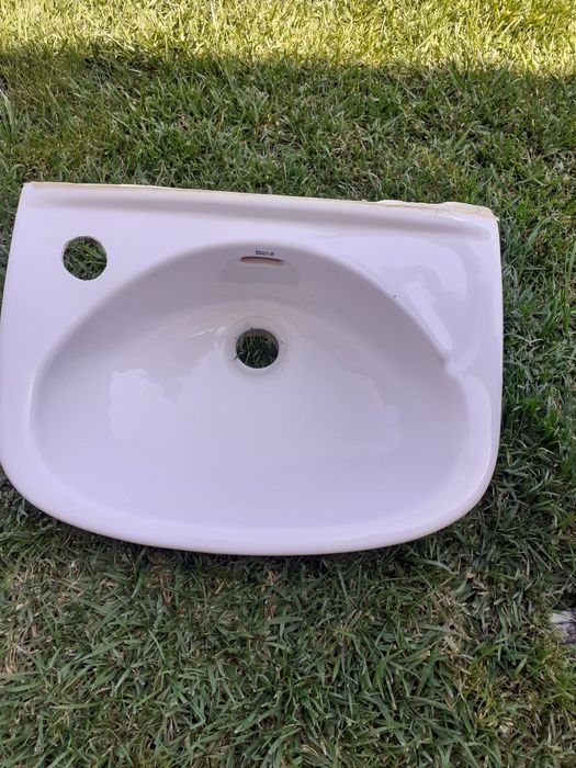 Wall-mounted washbasin, like new from Roca64741163190401123
