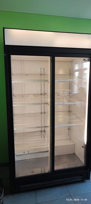 Холодильна вітрина  шафа 1200л.