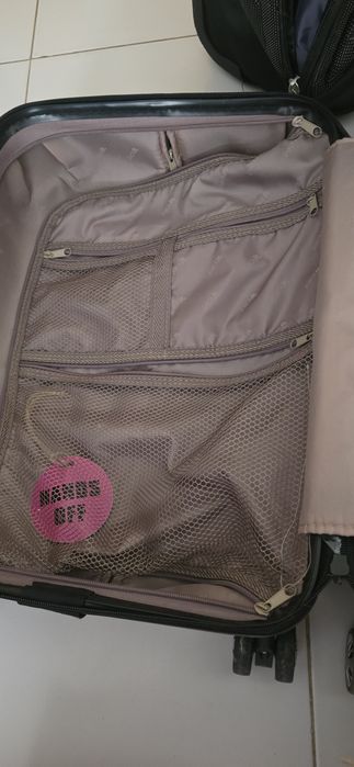 Forte mala de viagem cabine de avião