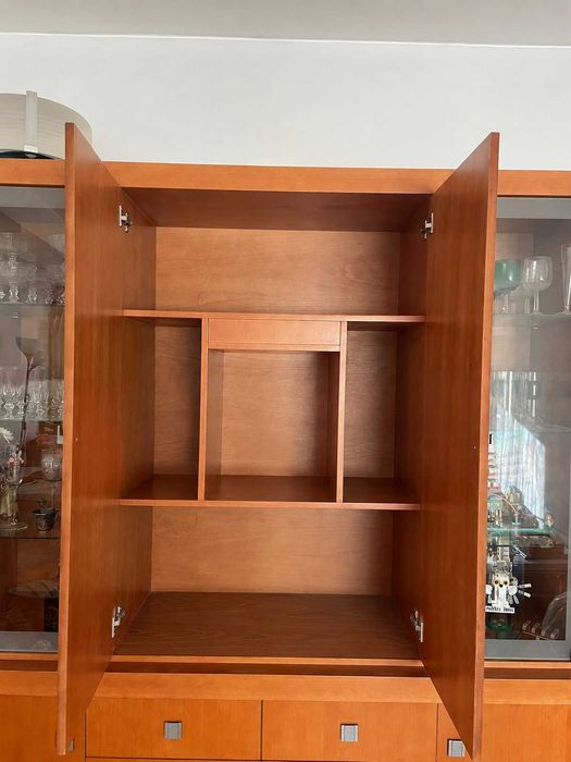 Móvel de sala em cerejeira com vitrine e aparador