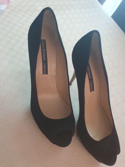 Sapatos pretos abertos à frente