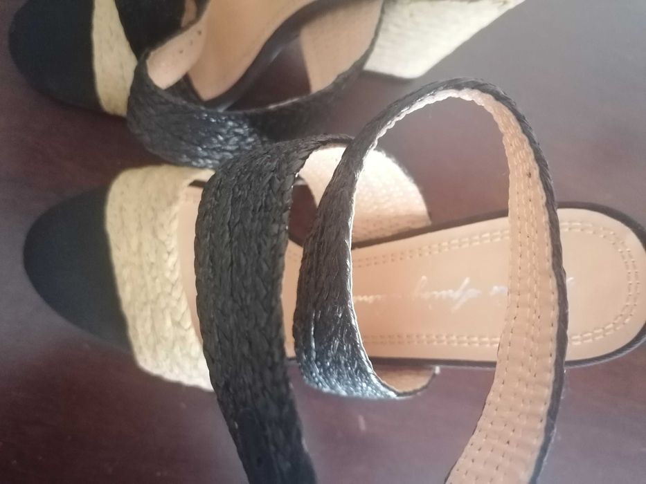 Sandálias novas preto e branco