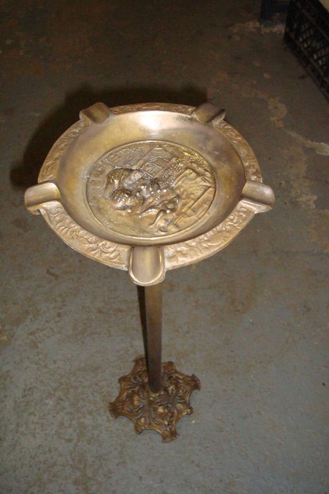 Antiguidade  Candeeiro  e  Cinzeiro  em  bronze