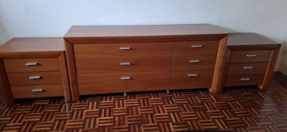 Cómoda de quarComoda e mesas de cabeceira
2 mesas de cabeceira com 3 gavetas (medidas larg 57 x altura 54x prof 42).