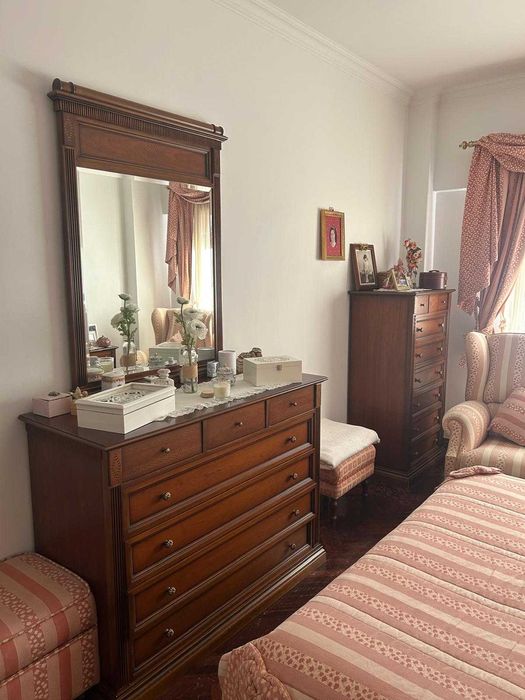 Cómoda em cerejeira com 7 gavetas e espelho