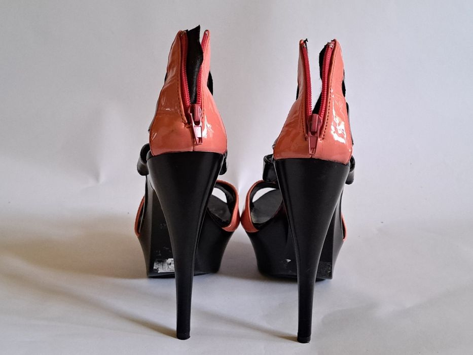 Lakierowane szpilki na platformie r. 38