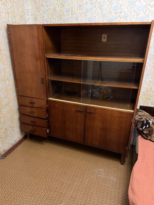 Срочно отдам бесплатно диван кресла шкаф  стол