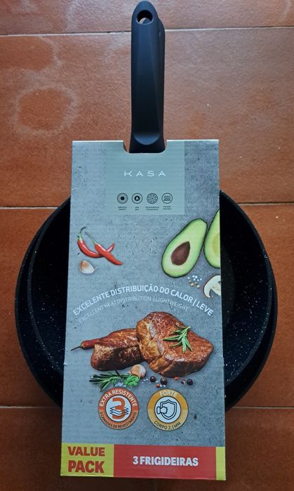 Frigideira 28cm diâmetro.