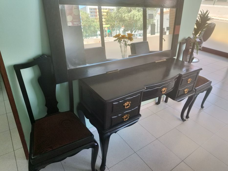 Vende se conjunto de móveis antigos