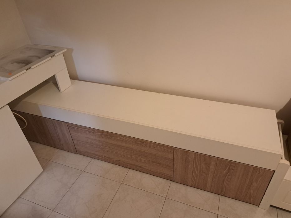 Estante de sala branca e madeira