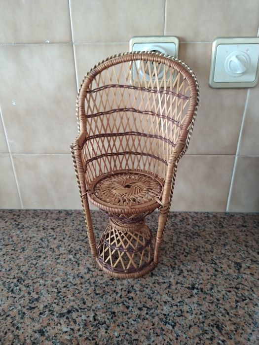Cadeira de vime verga vintage de bonecas,