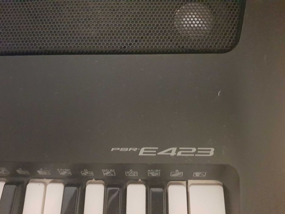 Teclado Yamaha PSR E423 com suporte