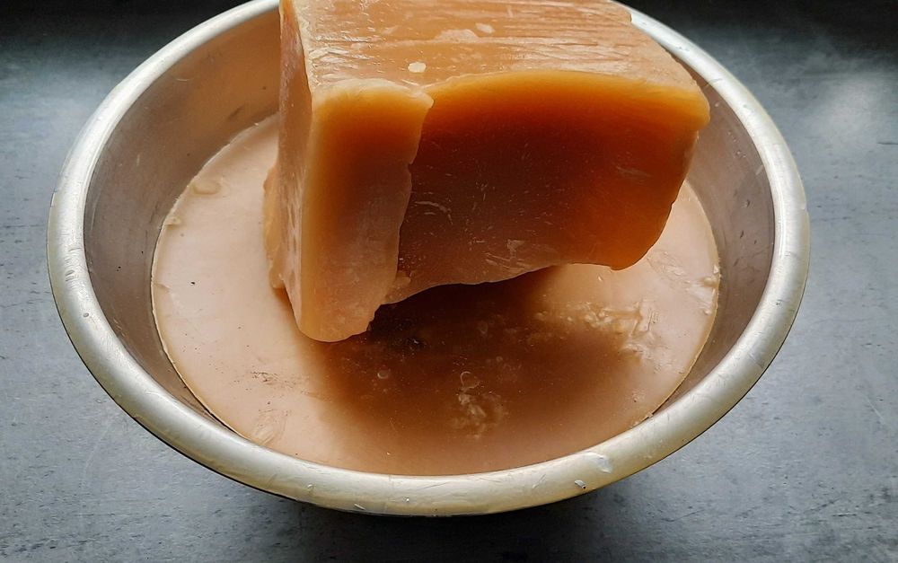 Wosk serowarski do powlekania serów.