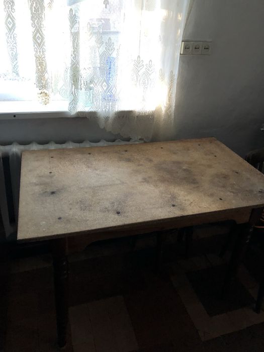 Кухонний стіл на точеними ніжками