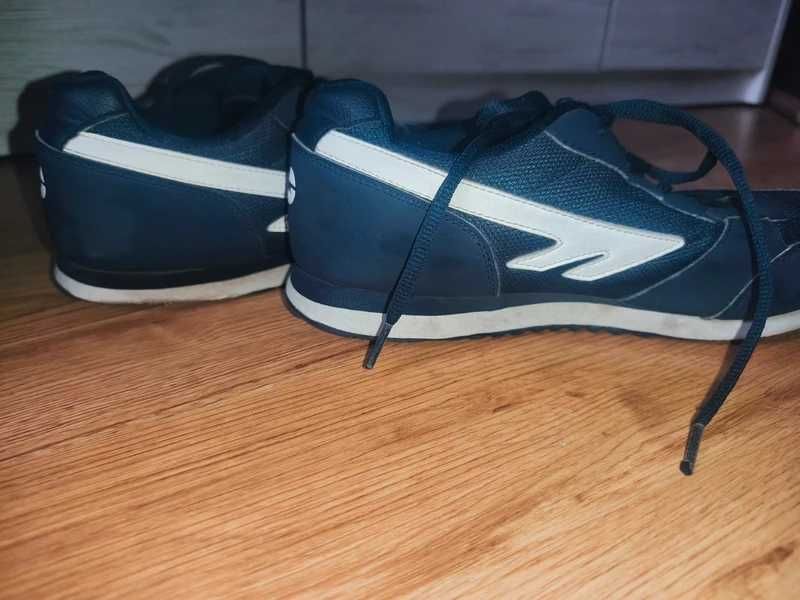 Granatowe buty sportowe Hi-Tec